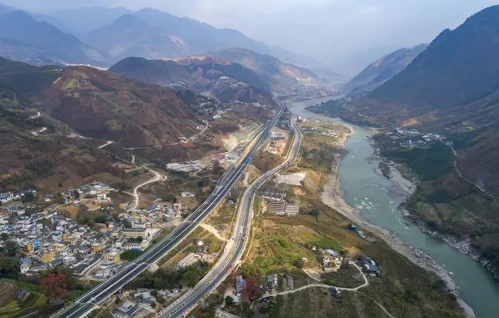 3月5日拍攝的保瀘高速、美麗公路南延線與怒江