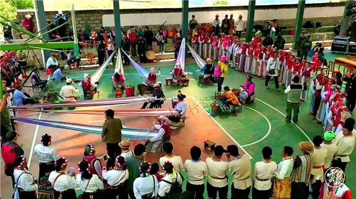 丙中洛是歷代商賈由茶馬古道進出西藏的必經(jīng)之地，各族群眾因此在這不斷扎根安家，經(jīng)過千百年的交流交融，逐步形成了丙中洛鎮(zhèn)現(xiàn)在怒族、獨龍族、藏族、傈僳族、漢族等16個民族聚居的格局，各民族早已形成了血脈相連、親密無間的關(guān)系，新中國成立后，特別是1954年怒江傈僳族自治州成立后，在黨中央的親切關(guān)懷和黨的民族政策的光輝照耀下，各民族群眾不斷鑄牢中華民族共同體意識，同舟共濟，守望相助，團結(jié)奮斗，開創(chuàng)了社會進步、民族團結(jié)、經(jīng)濟發(fā)展、文化繁榮的大好局面。