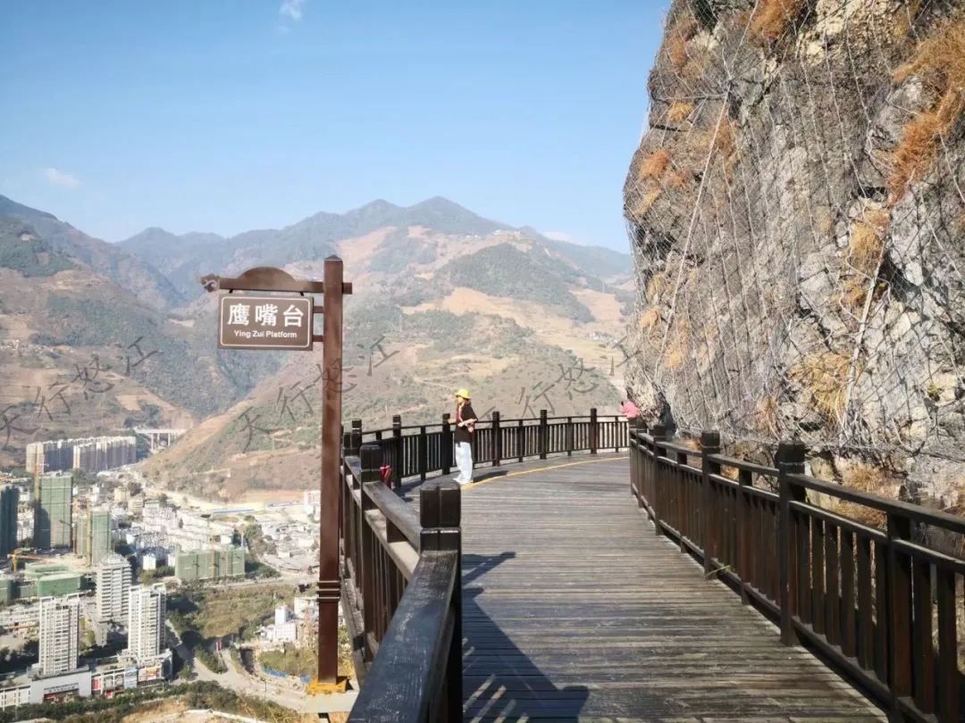 爬上云端棧道，可以鳥瞰六庫新城區(qū)全景，視線很開闊。